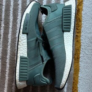 Adidas men’s sneaker size 91/2